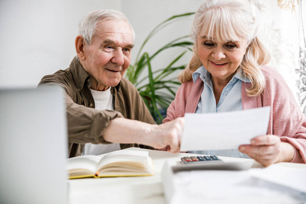 Couple with financial documents - Foto, Bild