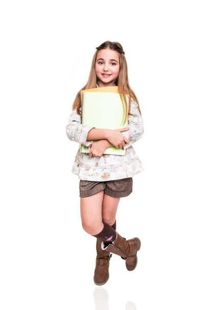 Маленький студент держит блокнот
 - Фото, изображение