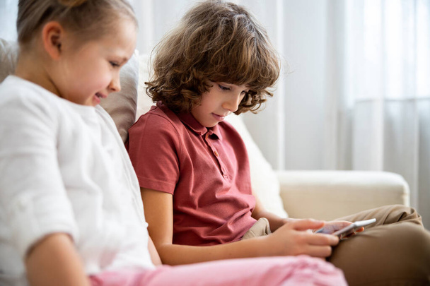 Kids using tablet at home - Foto, imagen
