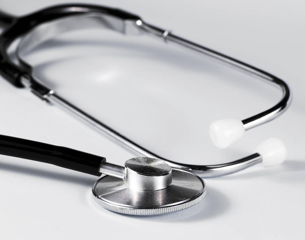 Medizinisches Stethoskop auf grauem Hintergrund - Foto, Bild
