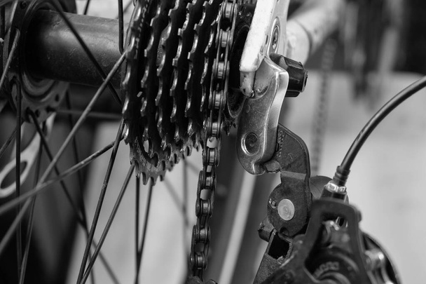 Bicikli összeomlás. Bent kerékpár hátsó váltó vállfa. Fekete-fehér fénykép. - Fotó, kép