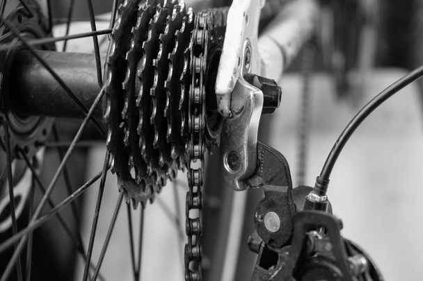 Fahrradpanne. Verbogenes Schaltwerk. Schwarz-Weiß-Foto - Foto, Bild