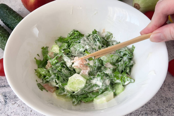 salmón fresco con lechuga verde y verduras, ensalada fresca con verduras, salmón y crutones, dieta de alimentos crudos  - Foto, Imagen