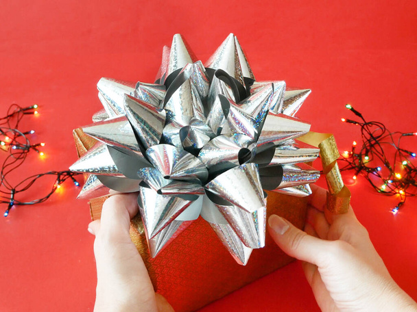 μεγάλο κουτί δώρου με κορδέλα περιστροφή τόξο, χαρούμενα chirtmas και χαρούμενη έννοια του νέου έτους - Φωτογραφία, εικόνα