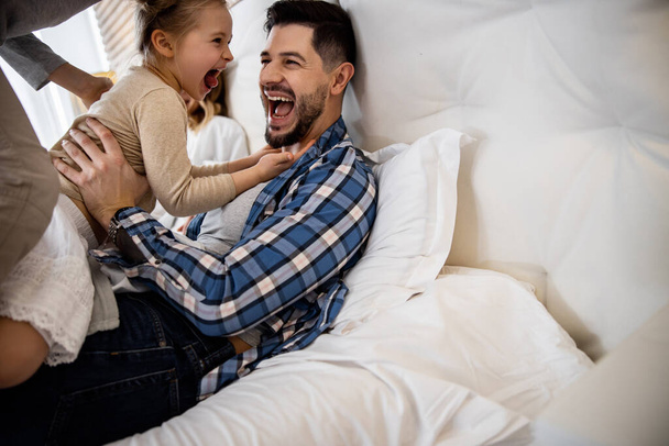 Father and his little daughter laughing out loud - Fotoğraf, Görsel