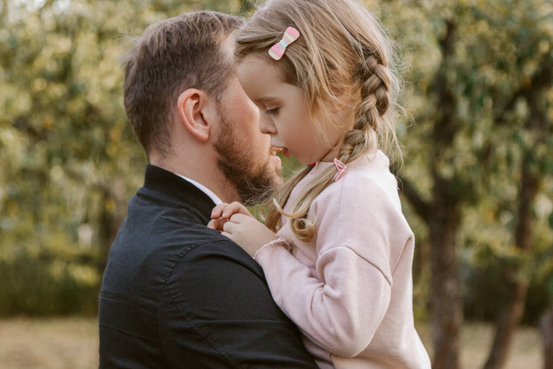 Handsome father holding little daughter - Zdjęcie, obraz