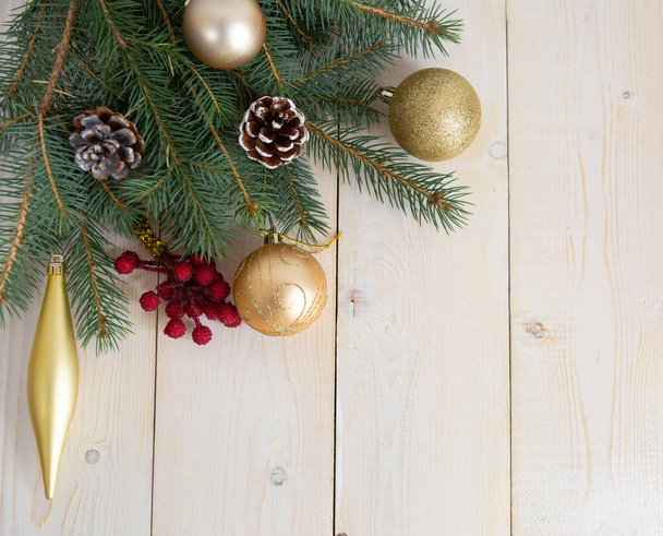薄い木製の背景にモミの枝でクリスマスの装飾。クリスマスの休日. - 写真・画像
