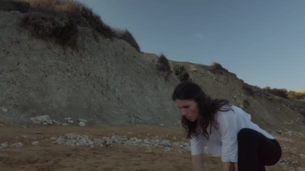 40代の女性早朝に砂浜でヨガを練習 - 映像、動画