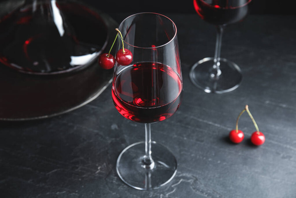 Delicious cherry wine with ripe juicy berries on grey table - Zdjęcie, obraz