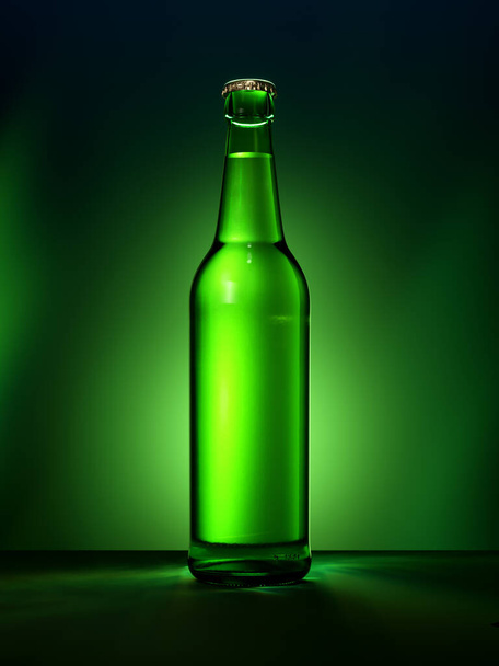 Bouteille de bière en verre vert simple sans étiquette. Bouteille pleine lager avec capuchon métallique sur fond éclairé vert. Concept des boissons alcoolisées. - Photo, image