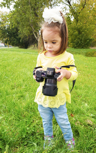 Child with professional camera take photos outside in park background - Fotografie, Obrázek