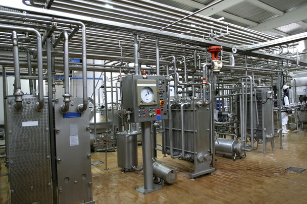 Temperaturregulierungsventile und -rohre in der Milchproduktionsfabrik - Foto, Bild