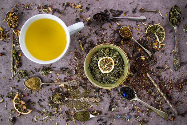 Kruiden- en natuurlijke droge theeset, variatie en collectie thee- en vintage lepels - Foto, afbeelding