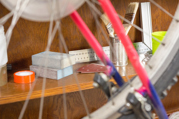Крупним планом велосипедні інструменти над столом майстерні
 - Фото, зображення