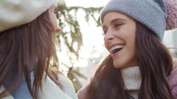 Video von zwei Freundinnen zur Weihnachtszeit im Freien. Aufnahme mit roter Heliumkamera in 8K.   - Filmmaterial, Video
