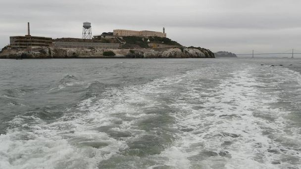 Wyspa Alcatraz w San Francisco Bay, Kalifornia USA. Więzienie federalne dla gangsterów na skale, mgła pogoda. Historyczne więzienie, urwisko w mglistej zatoce. Więzienie za karę i uwięzienie za przestępstwo. - Zdjęcie, obraz