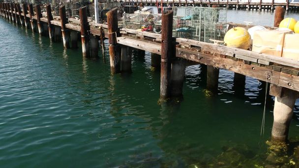 Fallen, Seile und Käfige auf Pier, Handelsdock, Fischereiindustrie im Hafen von San Diego, Kalifornien, USA. Leere Töpfe und Cremes für den Fischfang im Hafen. Viele Fischernetze und Körbe im Seehafen. - Foto, Bild
