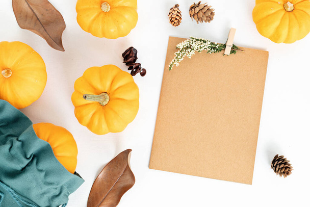 Autumn flat lay composition. Pumpkins, dried leaves and blank greeting card. Autumn, fall concept. Mockup, top view, copy space - Foto, afbeelding