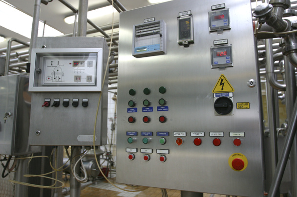 Industrielle Steuerung in moderner Milchfabrik - Foto, Bild