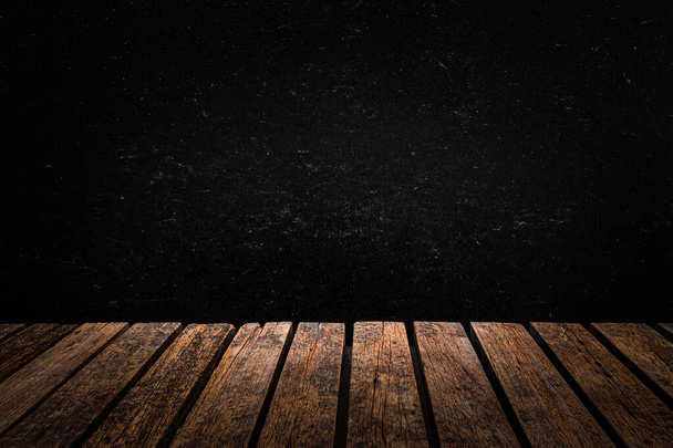 Старий дерев'яний стіл Коричневий гранж розміщений окремо на чорному тлі Для прикраси будинку та садових робіт
 - Фото, зображення