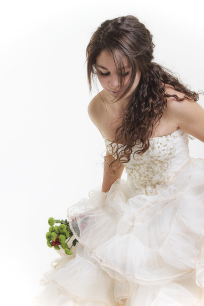 gelukkige bruid in haar witte bruiloft jurk - Foto, afbeelding
