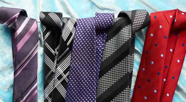 különböző férfi selyem nyakkendők, felülnézet, közelről - Fotó, kép