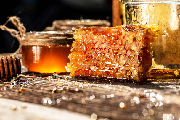 Miel sucré, morceaux de peignes et trempette au miel. Fond de miel. Concept apicole. - Photo, image