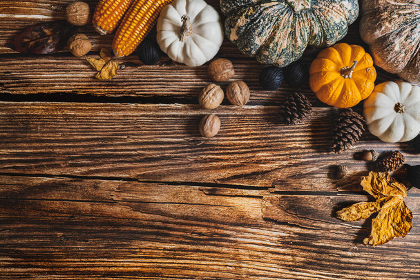 Joyeuse journée de Thanksgiving avec citrouille et noix sur table en bois - Photo, image