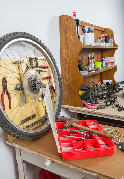Ruote e parti di biciclette sul tavolo dell'officina
 - Foto, immagini