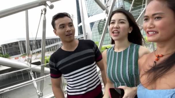 Ázsiai barátok kültéri látogatás város és beszélgetés - Felvétel, videó