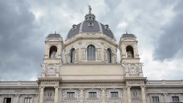 4k video de la cúpula del edificio del museo de historia natural de Viena en un día nublado - Metraje, vídeo