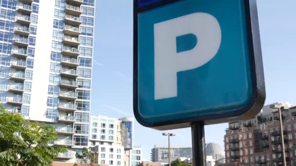 Señal de estacionamiento como símbolo de las dificultades de tráfico y los problemas de transporte en las zonas urbanas ocupadas de Estados Unidos. Zona de aparcamiento público de pago en el centro de San Diego, California. Espacio limitado para coches en la ciudad - Metraje, vídeo