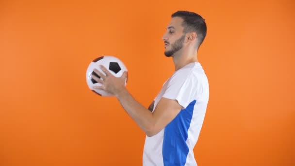 Fotbalový fanoušek nebo hráč chytit míč infont na tváři - Záběry, video
