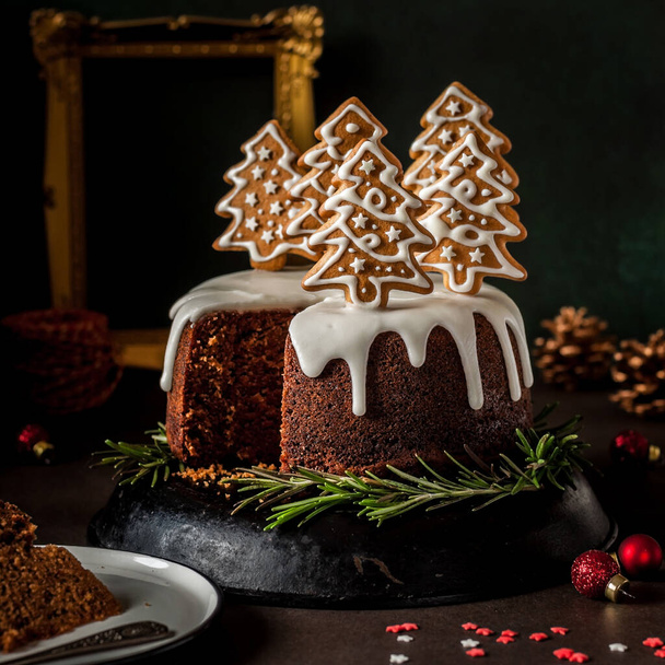 Sliced Gingerbread Cake Decorated with Spiced Christmas Cookies, square - Zdjęcie, obraz
