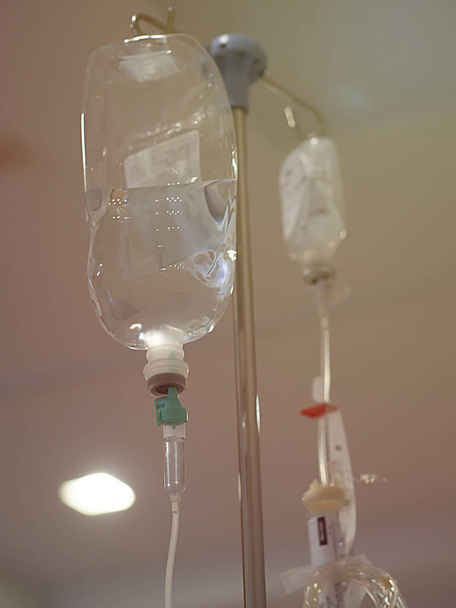 Solución de cloruro de sodio para vía intravenosa, ¿Cómo se necesita el reemplazo del agua y la solución de salmuera de cloruro de sodio con el cuerpo a través de los vasos sanguíneos.Debido a los pacientes con deshidratación - Foto, imagen
