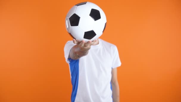 Fútbol fan o jugador con bola infont de su cara - Metraje, vídeo
