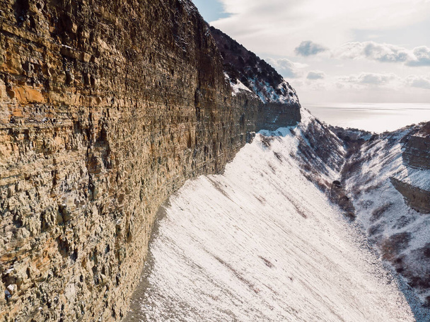 Каньйон зі снігом взимку. Вид з повітря на каньйон з сонячним світлом
 - Фото, зображення