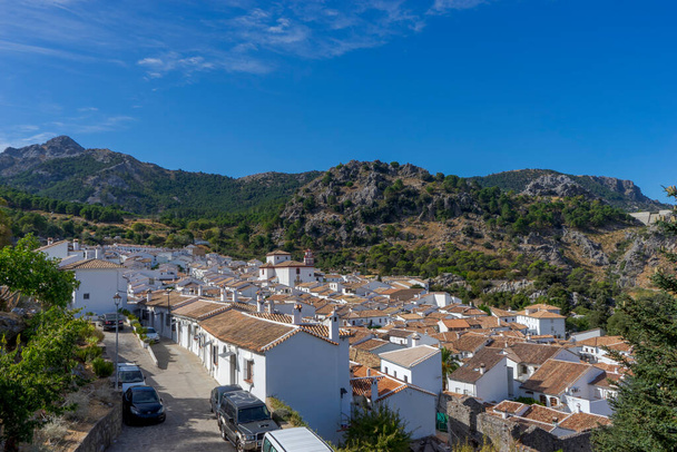 bellissimo villaggio bianco di Grazalema nella Sierra de Cadiz, Andalusia - Foto, immagini