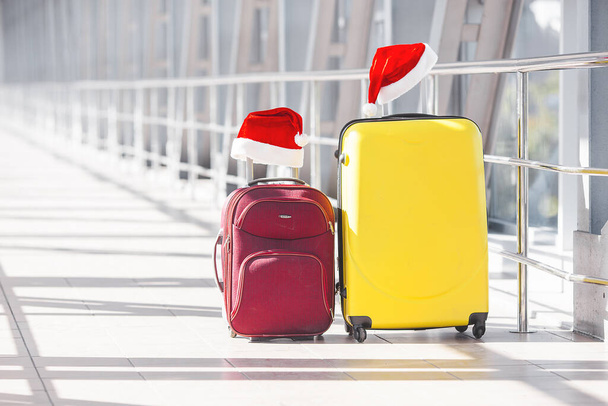 Bavullar Noel arkaplanı. Seyahat kavramı - Fotoğraf, Görsel