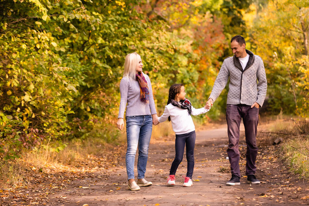 famille heureuse marchant dans le parc d'automne - Photo, image