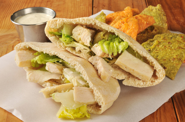 Sanduíche de frango no pão Pita
 - Foto, Imagem