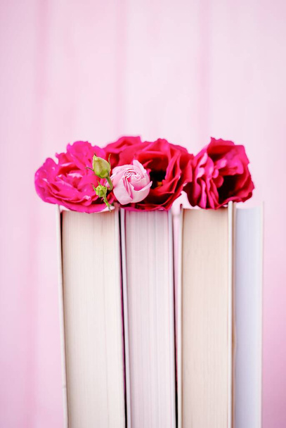 Belle eustomie rose ou lisianthus ou fleur de gentiane des prairies et livres sur fond rose, espace de copie - Photo, image