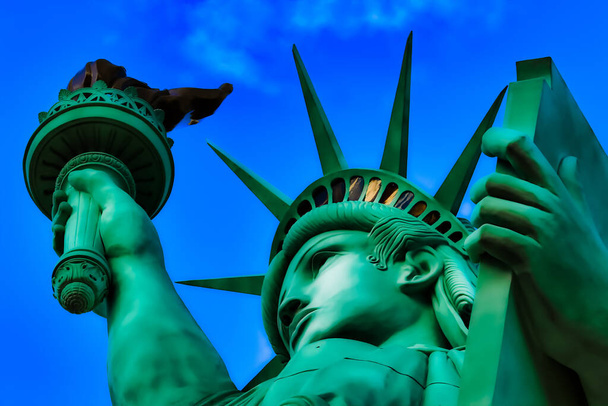 La Statua della Libertà è una colossale statua in rame progettata da Auguste Bartholdi uno scultore francese fu costruita da Gustave Eiffel. Dedicata il 28 ottobre 1886. Una delle icone più famose del 4 luglio USA. - Foto, immagini