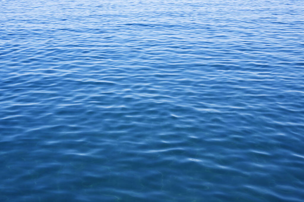 Kék tenger felszíne hullámokkal. Vízügyi háttér. - Fotó, kép