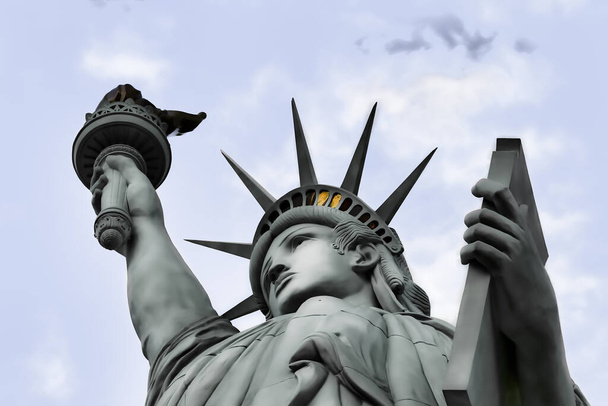 A Szabadság-szobor egy hatalmas rézszobor, melyet Auguste Bartholdi tervezett, egy francia szobrász, Gustave Eiffel.Ajánlva 1886. október 28-án.Az USA július 4-ének egyik leghíresebb ikonja. - Fotó, kép