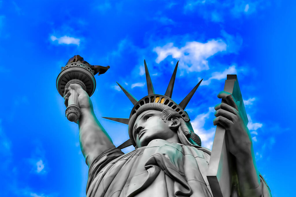 Statua Wolności to kolosalny miedziany posąg zaprojektowany przez Auguste 'a Bartholdiego, francuskiego rzeźbiarza Gustave' a Eiffela.Dedykowany 28 października 1886 roku.Jedna z najsłynniejszych ikon 4 lipca USA. - Zdjęcie, obraz