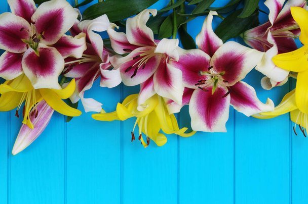  Φρέσκα ανοιξιάτικα λουλούδια κρίνου σε τυρκουάζ ξύλινες σανίδες - Φωτογραφία, εικόνα