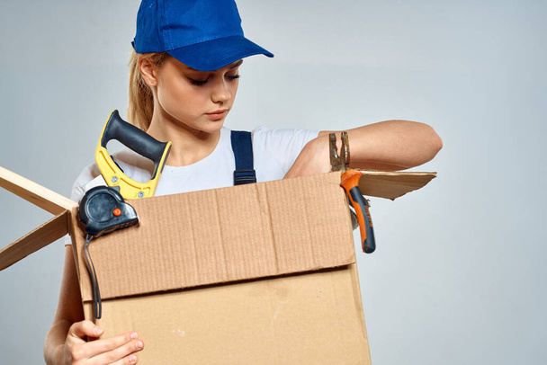 Boîte de travail femme avec des outils messagerie livraison travail - Photo, image