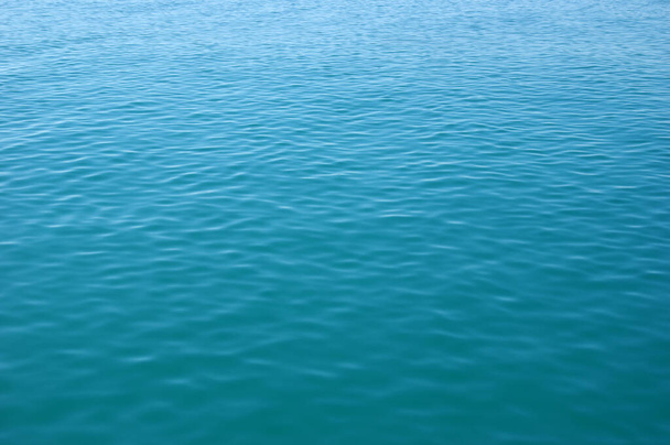 Kék tenger felszíne hullámokkal. Vízügyi háttér. - Fotó, kép