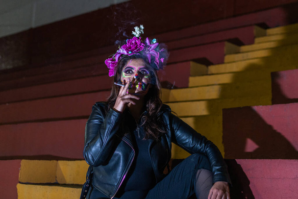 ritratto di donna che fuma e indossa un trucco Dia de muertos - Foto, immagini